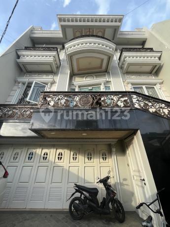 Tinggal Bawa Koper! Rumah Mewah 3.5 Lt Desain European Style Tinggal Bawa Koper! Rumah Mewah 3.5 Lt Desain European Style