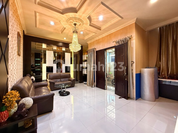 Tinggal Bawa Koper! Rumah Mewah Furnish Komplek Strategis Tomang Jakarta Barat