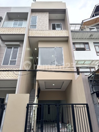 Last Unit! Rumah Baru 4Lantai Siap Huni Dalam Komplek Taman Ratu Jakarta Barat
