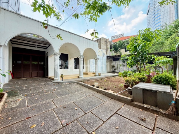 Spacious 700M2 Well-Maintained Super Strategic House in Kebon Sirih, Central Jakarta