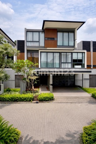 Rumah Kolam Renang dan Lift Pribadi Cluster Navapark BSD Tangerang