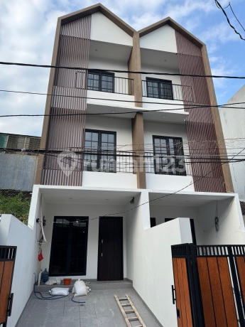 Rumah Baru 3lt Row Jalan 2 Mobil Komplek Taman Ratu Jakarta Barat