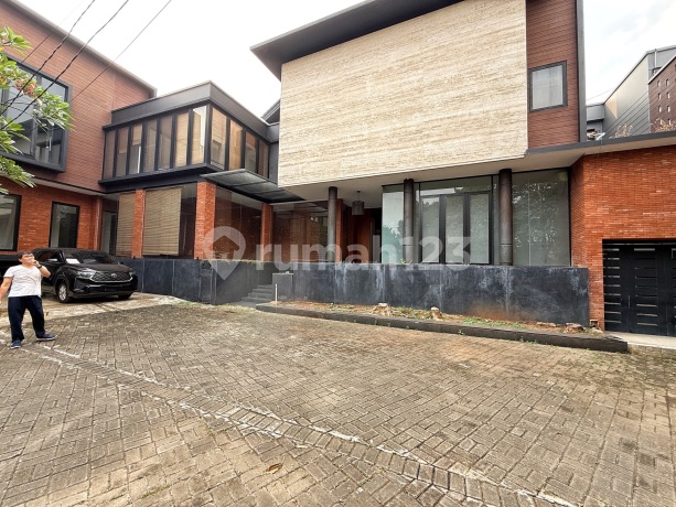 Rumah Hoek Mewah Dengan Basement Dan Kolam Renang Kebayoran Lama Jakarta Selatan