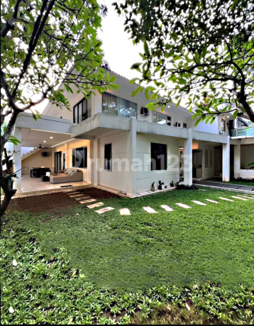 Super Spacious Corner House in Kebayoran Baru - Behind Senayan City!