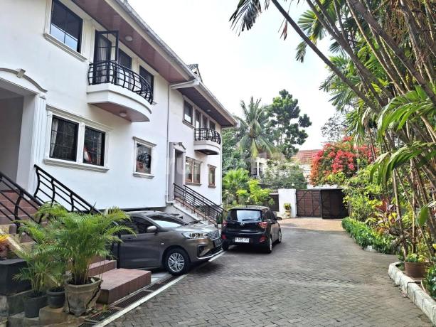 Rumah Mewah Furnish, Asri di Villa Kemang Hijau