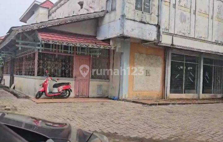 Rumah Dengan Pekarangan Luas Daerah Elit Jl. BLKI Pontianak