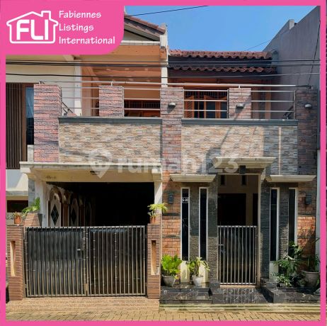 Dijual Cepat Rumah Tiga Lantai Fully-furnished Puri Depok Mas. 