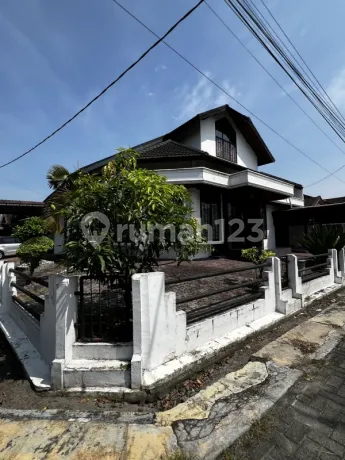 Dijual Rumah Besar Posisi Hook dengan Halaman Luas Dijual Rumah Besar Posisi Hook dengan Halaman Luas