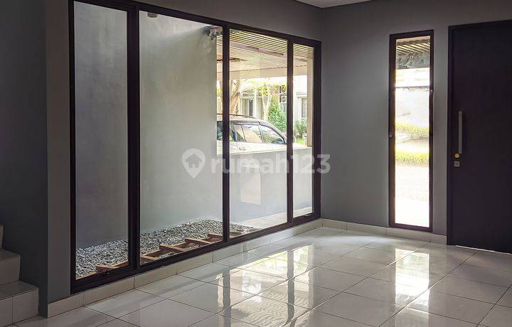Rumah 3 Lantai Terenovasi Whelford Greenwich BSD Di Boulevard Jalan Raya Bukan Double Decker. Lokasi Strategis antara BSD dan Gading Serpong