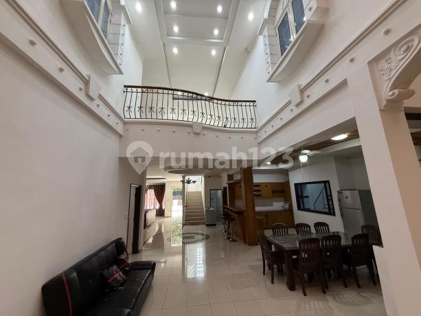 Dijual Rumah Villa Mewah Taman Malibu Indah Polonia Semi Furnished