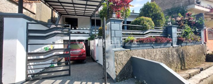 Jual Rumah Strategis Nuansa Villa Di Padalarang Dekat Stasiun Whoosh