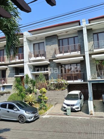 di Sudirman Town House 
jl.Sudirman  Bandung 3 Lantai SHM Timur