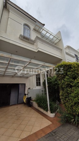 Rumah Camden House 8X15 Semi Furnished