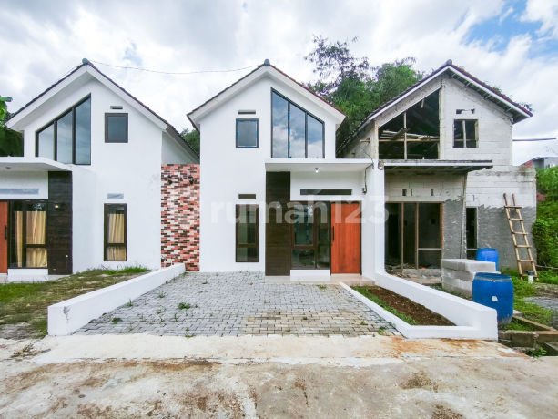 Rumah 2 Lantai SHM Akses Dekat Gerbang Tol Sentul 2 Hadap Timur J39332