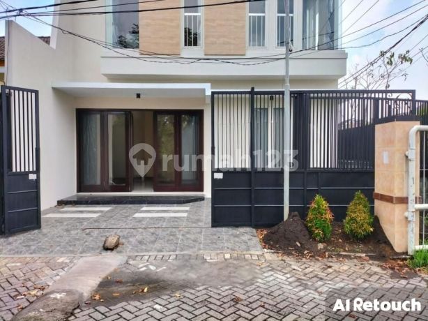 Dijual RumahHook Griya Babatan Mukti Strategis Siap Huni