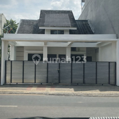 Jual Rumah Strategis di Jalan Utama Besar Kencana Loka