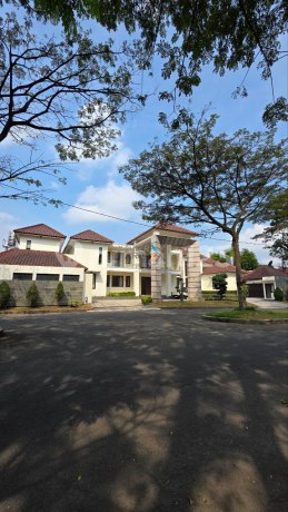 Rumah Megah dengan Private Pool di Ijen Nirwana, Malang