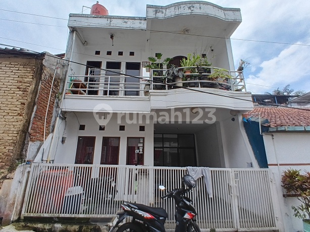 Di ******** Rumah Dalam Komplek Girimande Kota Bandung
