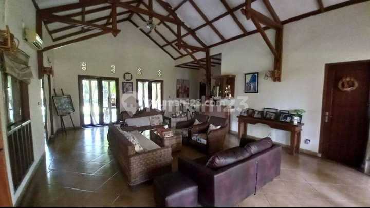 Rumah Tropis Bergaya Villa Nempel Kawasan Premium Alam Sutera