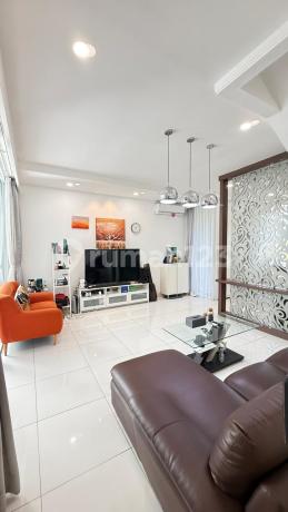 Rumah Bagus Ada Taman Seberang Rumah di Discovery Bintaro Tangerang Selatan