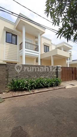 Rumah Jatiwaringin Bangunan Luas Mewah Dekat ke Tol