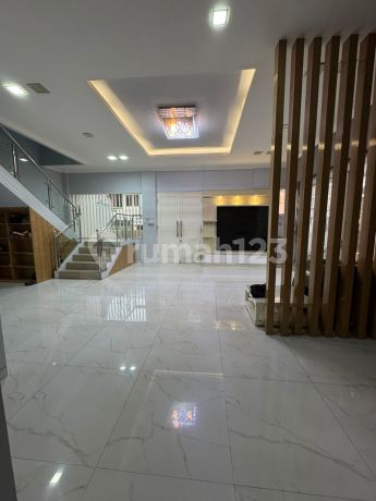 3-Storey House in Kelapa Gading 195M 3-Storey House in Kelapa Gading 195M