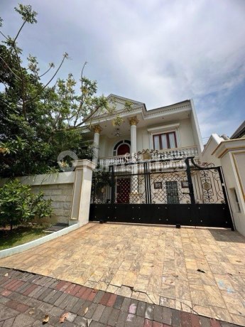 Rumah Villa Riviera Pakuwon City Classic Carport 2 Mobil Rumah Villa Riviera Pakuwon City Classic Carport 2 Mobil