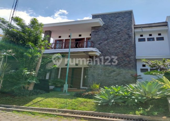 Rumah Asri 2 Lt di Komplek Permadani Cigadung Sayap Dago Dkt Itb