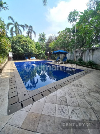 Rumah Di Villa Kemang Hijau Dengan Fasilitas Kolam Renang  S7704