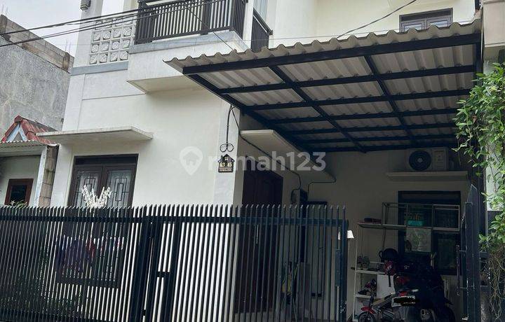 Rumah 2 Lantai Furnished Dalam Perumahan Villa Mutiara Cinere