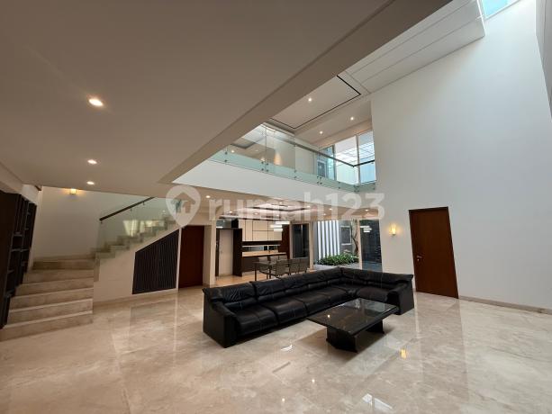 Dijual rumah 4 kamar tidur di Mega Kuningan
