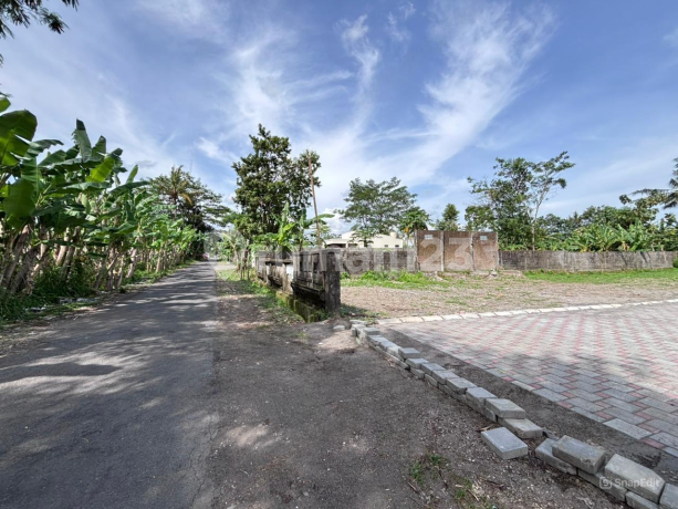 Prime Land on Kaliurang Street Km 9, Close to UGM and UII Campuses, SHM Ready, Suitable for Building a 2-Story House with 4 Bedrooms.