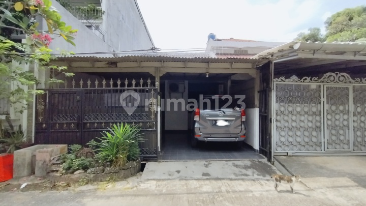 Taman Mutiara Housing Complex, Grogol Petamburan Subdistrict, West Jakarta. Single-story house, 1/2 size 6 x 21.5, facing North, row Jalan 2, car accessible, near Daan Mogot Main Road, minimal negotiation.