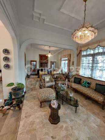 Rumah Besar Nan Mewah di Kpad Gegerkalong Ready Siap Huni