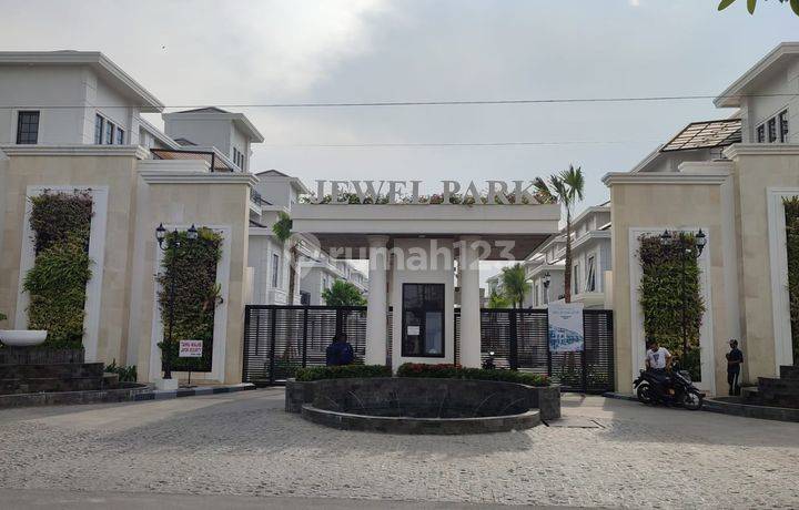 Di Jual Murah Villa Komplek Jewel Park Polonia