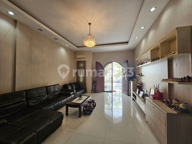 Villa Mewah Murah Komplek Helios Polonia Dekat Palace Residence, Taman Polonia & Versailes