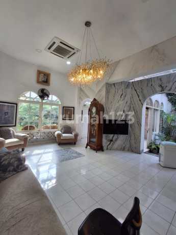 Menteng House Quick Sale Premier Location Near Vice President's House and Sunda Kelapa Mosque, Green, Vintage, Secure.