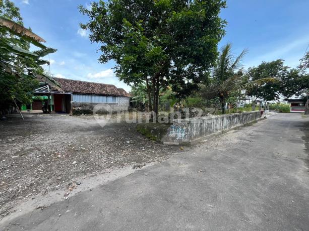 70 Meters on Jogja Solo Road, Villa Land 200 Million, SHM (Certificate of Ownership). 70 Meters on Jogja Solo Road, Villa Land 200 Million, SHM (Certificate of Ownership).