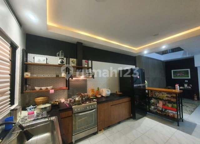 Puri Bintaro Jaya, Tang-Sel. Rumah Hook 3Lt, Modern, Depan Taman