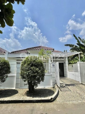 Rumah Siap Huni Dalam Komplek Jalan Lebar di Cinere