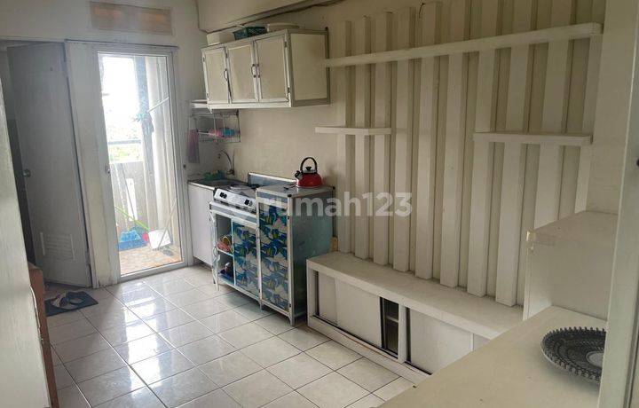Jual Cepat, Unit 2Br Semi Furnish Low Floor Di Green Pramuka, Nego