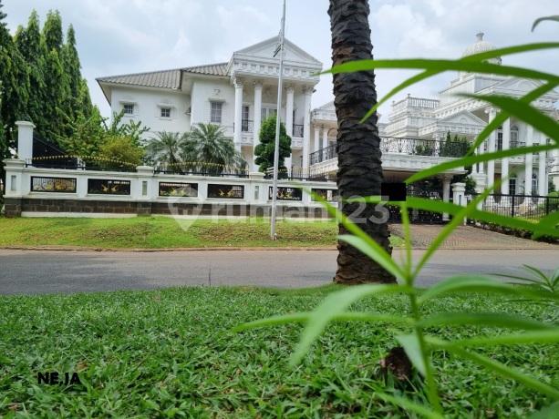 rumah mewah ada kolam renang di boulevard legenda wisata 