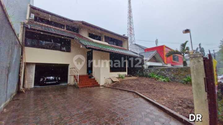 Rumah dengan Lingkungan yang Tenang Dicipaku Indah