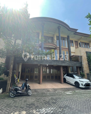 Rumah hook 2 lantai 6+1 kamar hadap timur di  Tataka Puri