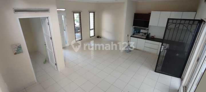 Rumah 2 lantai 4+1 kamar hadap selatan di New Jasmine