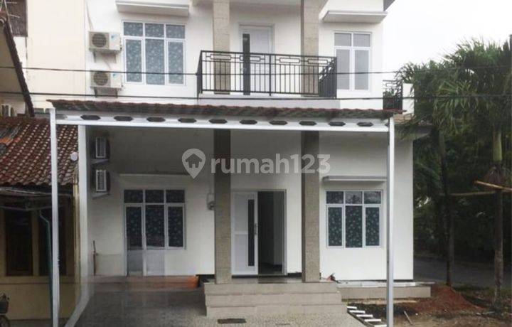 Rumah 2 Lantai 8+1 Kamar Hadap Utara di Taman Parahyangan