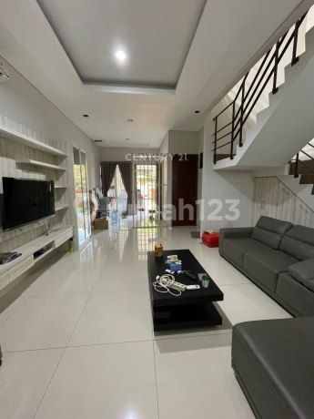 Rumah Modern Minimalis, Full Renovasi, Jarang di tempati di Villa Arteri Kebon Jeruk 