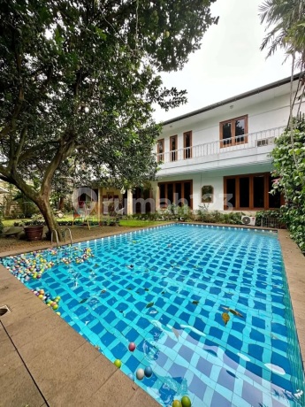Hot Sale ! Rumah Mewah Halaman dan Tanah Luaa di Ampera Dekat Kemang