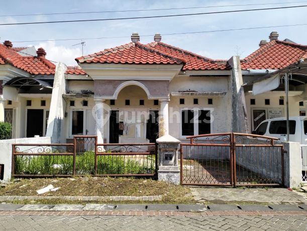 Jual Rumah lebar 8m hadap Timur SHM Butuh Renovasi di Griya Kencana Asri