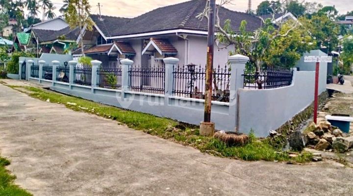 Rumah Tengah Kota dengan Taman Luas Dekat Bandara Rumah Tengah Kota dengan Taman Luas Dekat Bandara